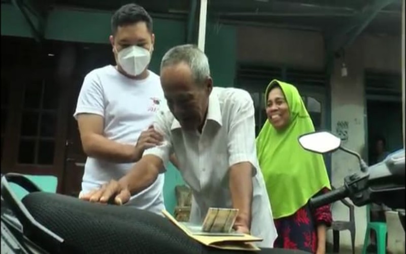 Motor Dilarikan 2 Pemuda, Kakek Penjual Es Krim Keliling Menangis Dapat Bantuan