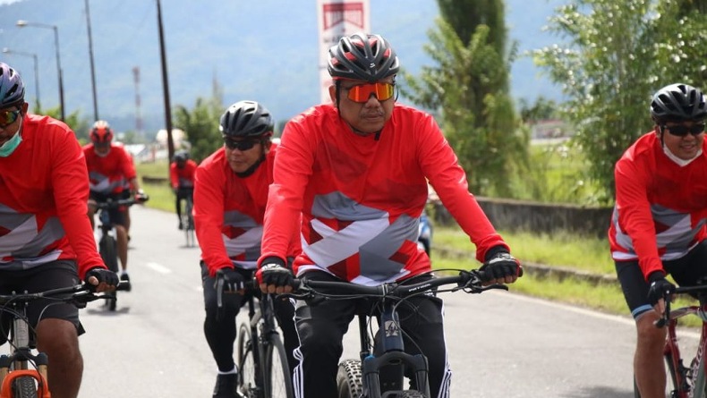 Olly-Steven Gowes Sepeda dan Tebar Benih Ikan di Danau Tondano