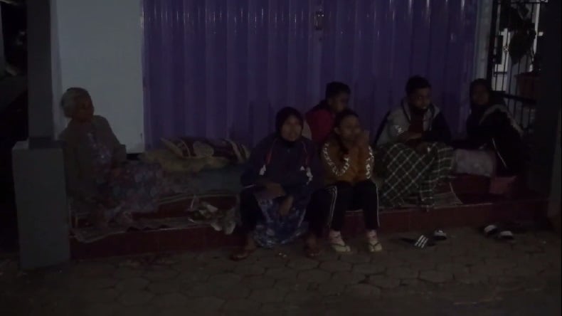 Takut Gempa Susulan, Warga Majang Tengah Malang Tidur di Teras Rumah