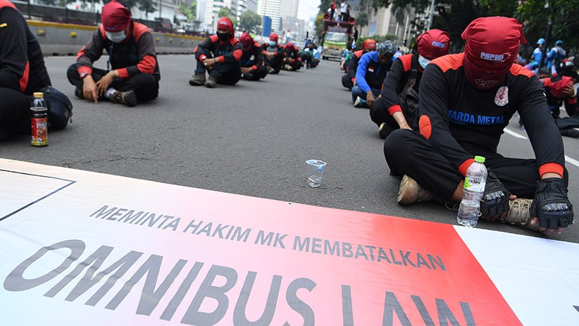 Aksi Buruh Tuntut THR Dibayar Penuh Tanpa Dicicil - Bagian 3
