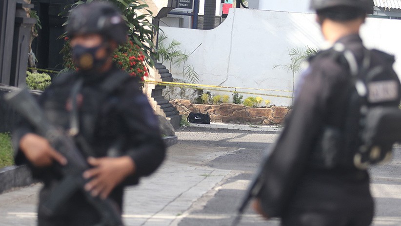 Jihandak Polda Jatim Ledakkan Tas Misterius di Halaman DPRD Kota Kediri - Bagian 3