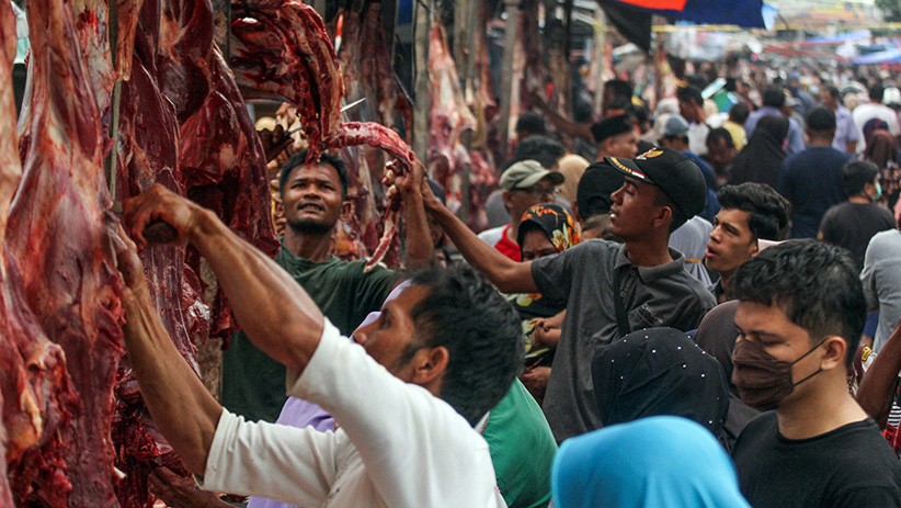 Pasar Tradisional Lhokseumawe Ramai Dipadati Warga Membeli Daging Sapi - Bagian 1