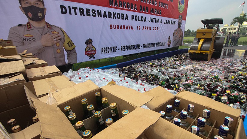 Polda Jatim Musnahkan Belasan Ribu Botol Minuman Keras Polda Jatim Musnahkan Belasan Ribu Botol Minuman Keras
