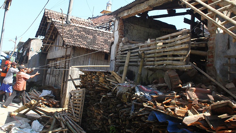 Warga Ramai-Ramai Merobohkan Rumah Korban Gempa Malang