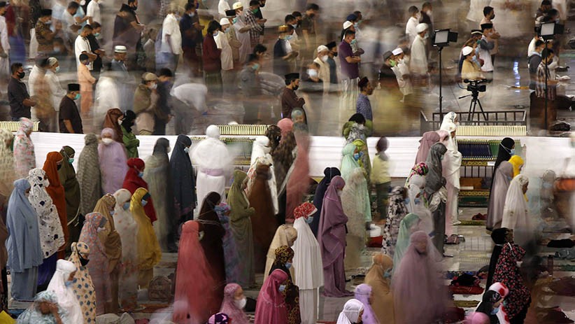 Suasana Ribuan Jemaah Sholat Tarawih Hari Pertama di Masjid Al Akbar Surabaya - Bagian 4