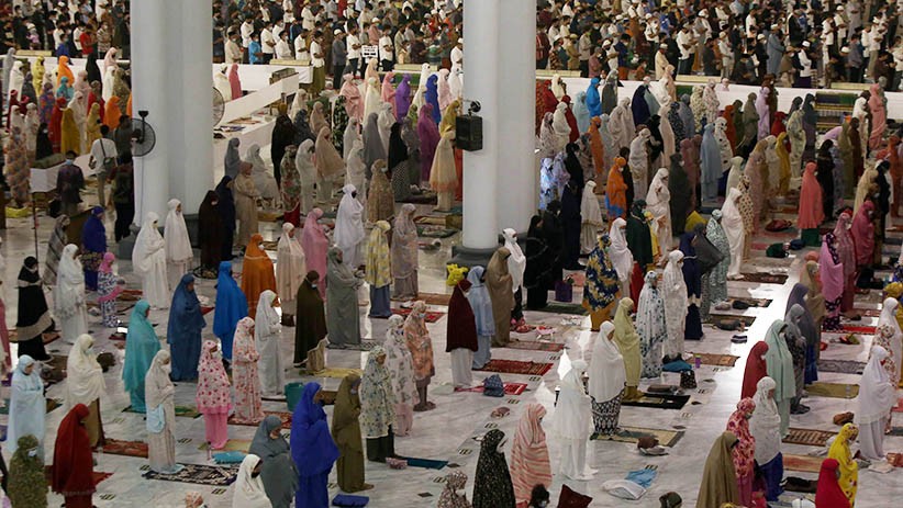 Suasana Ribuan Jemaah Sholat Tarawih Hari Pertama di Masjid Al Akbar Surabaya - Bagian 3