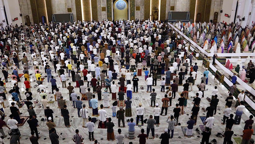 Suasana Ribuan Jemaah Sholat Tarawih Hari Pertama di Masjid Al Akbar Surabaya - Bagian 1