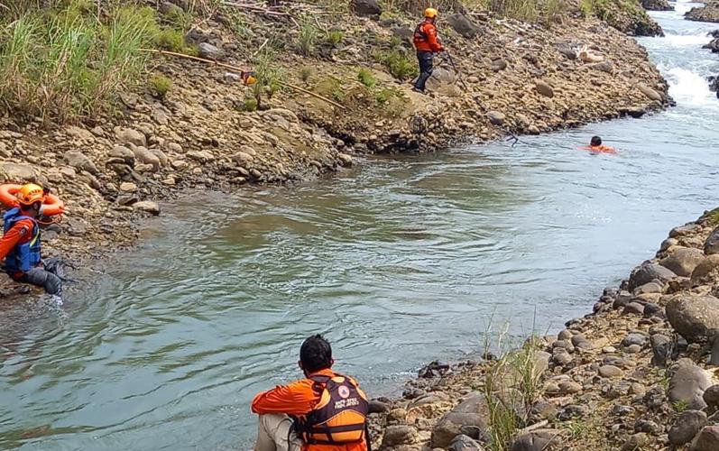 Buang Air Besar, Warga Pekalongan Hanyut di Sungai Sengkarang