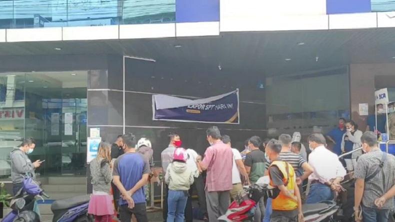 Heboh Warga Tionghoa Jatuh dan Meninggal di Depan Bank, Sempat Jalan Sempoyongan