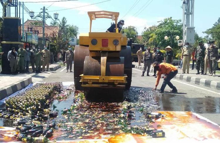 Jelang Ramadan, Satpol PP Bantul Musnahkan 1.933 Botol Minuman Beralkohol