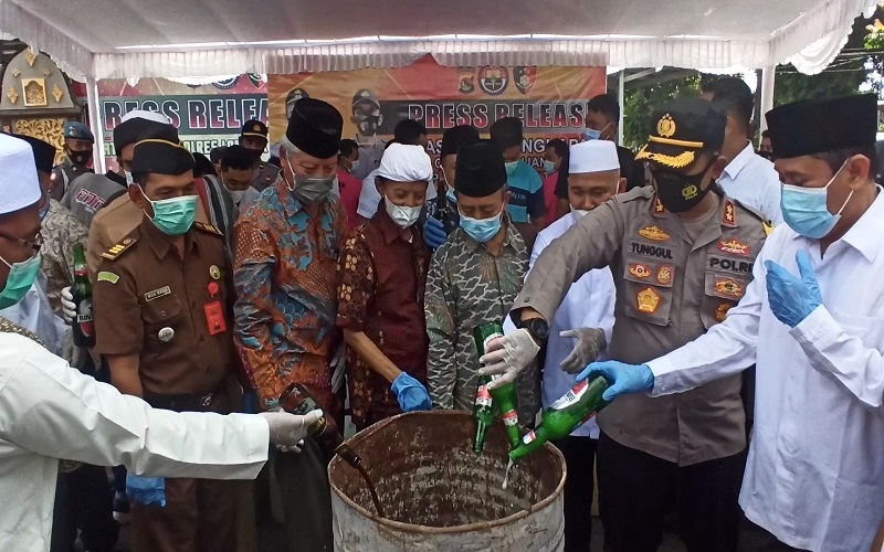 Jelang Ramadan, Polres Lombok Timur Musnahkan 2.224 Liter Miras