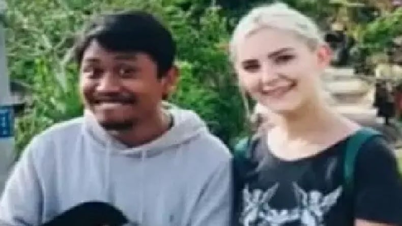 Viral Bintang Porno Rusia Dikerumuni Pria di Bali dan Ngajak Selfie