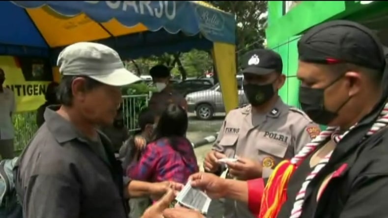 Para Pemudik Kaget Didatangi Mbah Bejo di Terminal Bus Purabaya Gegara Tak Bermasker