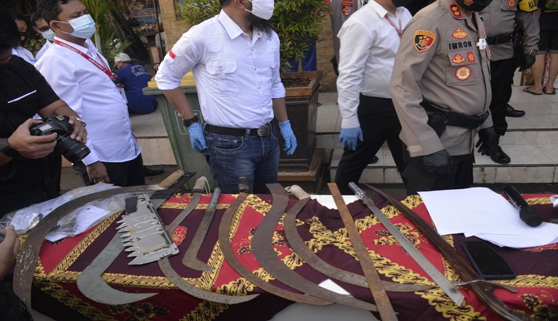 Ngeri, Belasan Pemuda Tawuran Pakai Senjata Mematikan