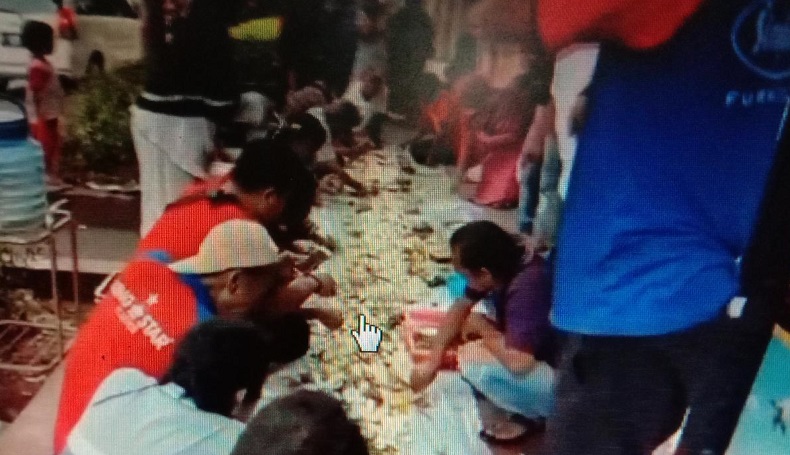 Ngaliwet di Trotoar Viral di Medsos, Warga Cianjur Tak Peduli Debu dan Lalu Lintas Padat