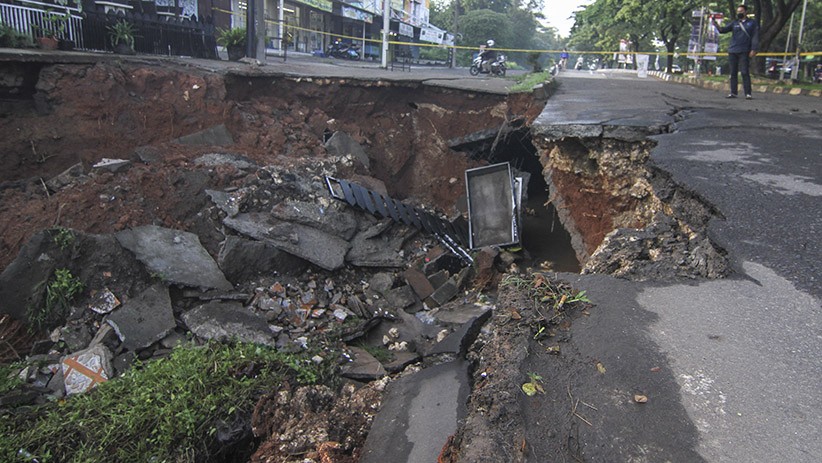 Jalan Amblas Sedalam 5 Meter di Depok Diberi Garis Polisi - Bagian 2