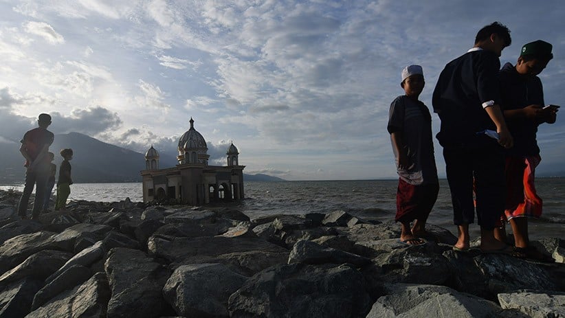 Ngabuburit Menunggu Buka Puasa di Masjid Terapung Rusak akibat Tsunami - Bagian 1