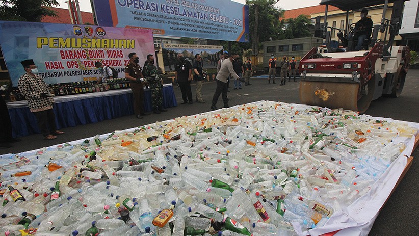 Polrestabes Surabaya Musnahkan Ribuan Botol Miras Hasil Operasi Pekat Semeru