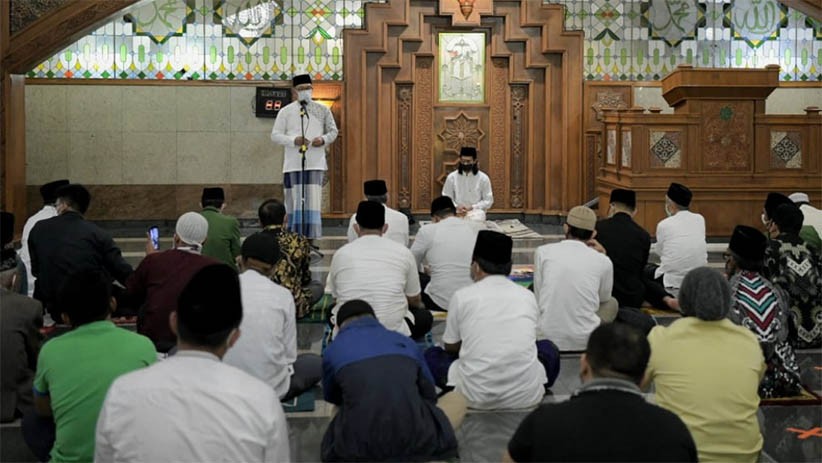 Ridwan Kamil Sholat Tarawih Perdana di Masjid Pusdai dengan Protokol Kesehatan - Bagian 2