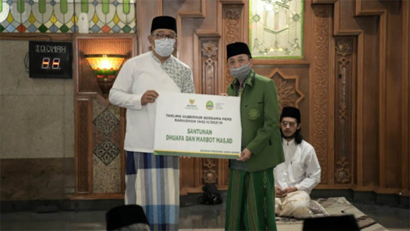 Ridwan Kamil Sholat Tarawih Perdana di Masjid Pusdai dengan Protokol Kesehatan - Bagian 3