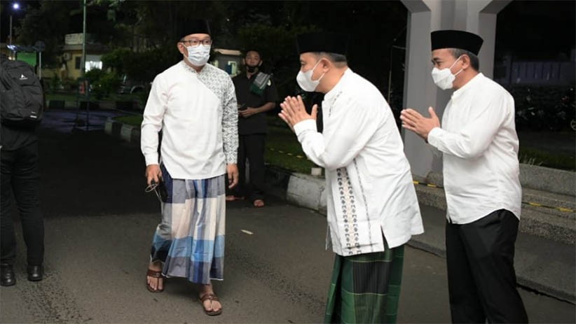 Ridwan Kamil Sholat Tarawih Perdana di Masjid Pusdai dengan Protokol Kesehatan - Bagian 4
