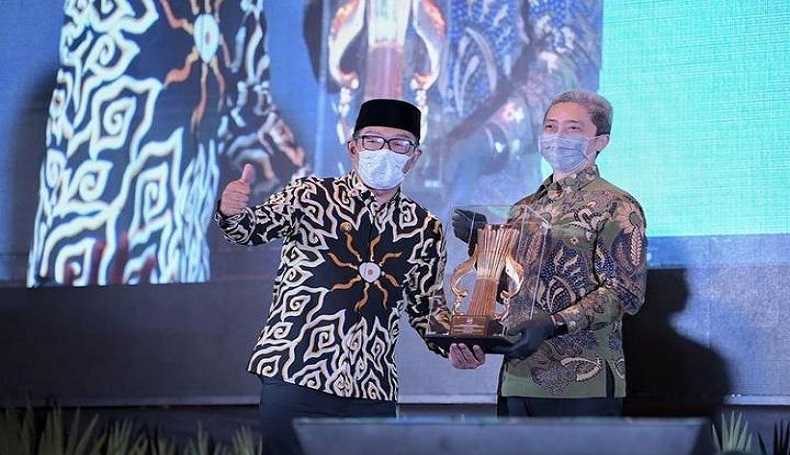 Viral, Ridwan Kamil Pamer Baju Batik Ironman Telor Ceplok di Medsos