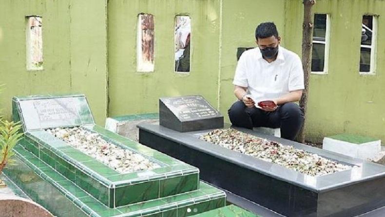 Momen Bobby Nasution Ziarah Makam Ayah sebelum Ramadan