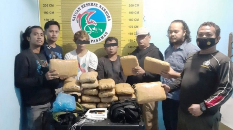 Bawa 20 Paket Ganja Pakai Motor, 2 Pria di Pasaman Dicegat Polisi