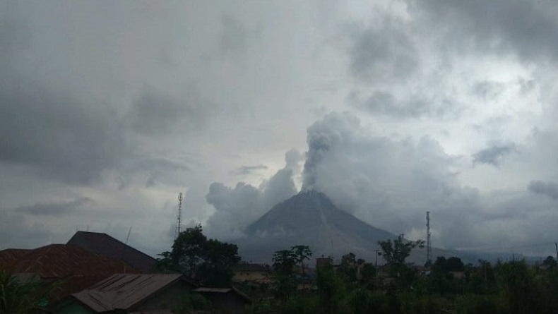 Gunung Sinabung di Karo Erupsi, Semburkan Abu Setinggi 1 Km