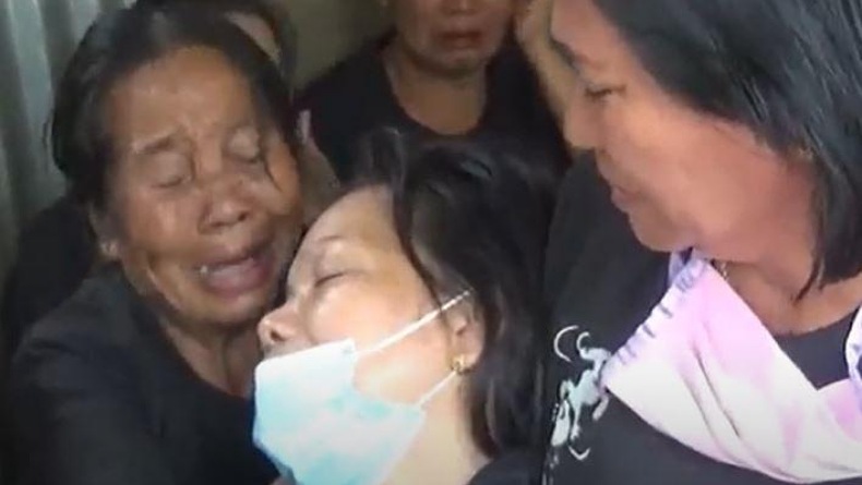 Jenazah Guru yang Ditembak KKB Papua Tiba di Rumah Duka, Istri Pingsan