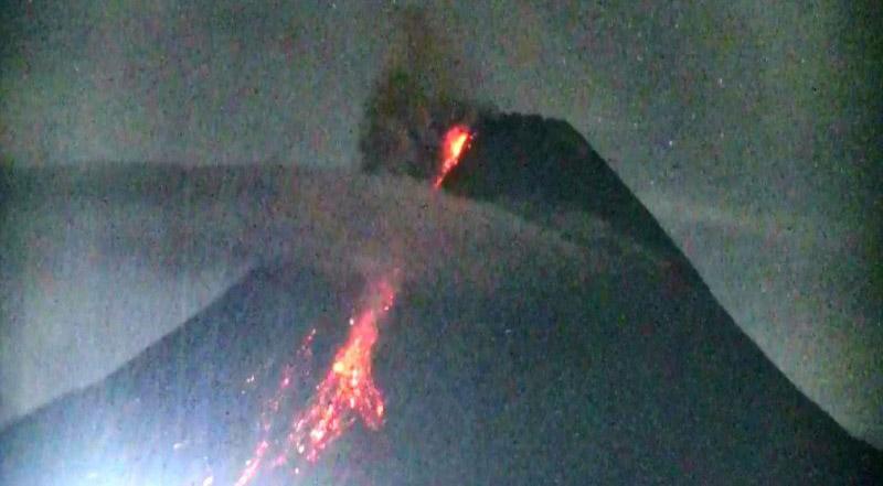 BPPTKG Catat 2 Kali Guguran Lava Pijar Gunung Merapi Mengarah Ke Tenggara