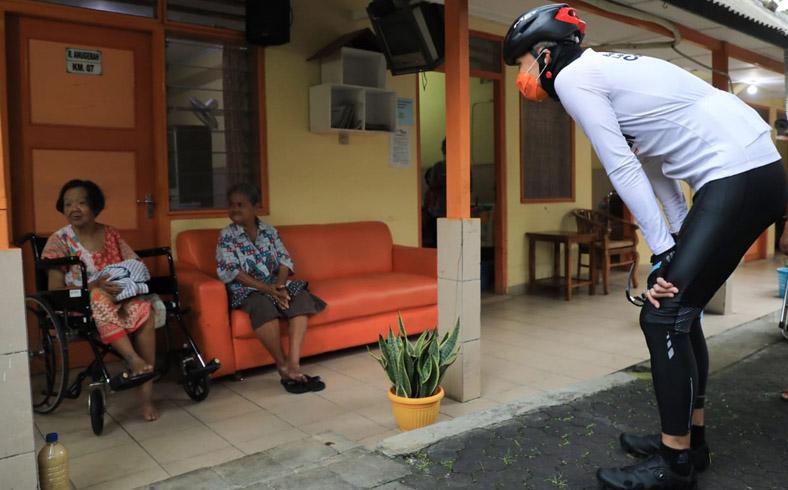Intip Ngabuburit Puasa Pertama Ganjar Pranowo, Gowes Kunjungi Panti Lansia