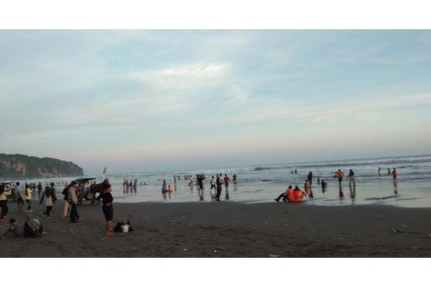 Ribuan Wisatawan Padati Pantai Parangtritis dan Depok untuk Padusan. 