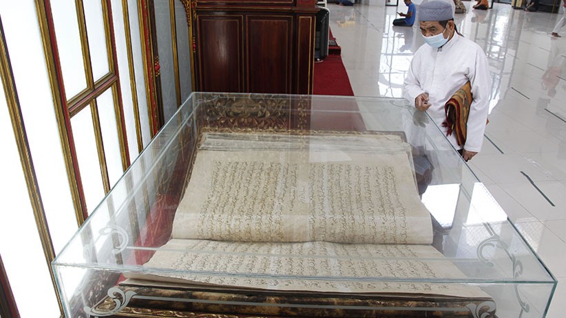 Penampakan Alquran Panjang 1,75 Meter Peninggalan Pakubuwono X  - Bagian 1