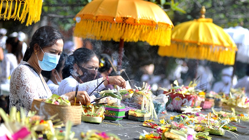 Umat Hindu Sembahyang Hari Raya Galungan dengan Protokol Kesehatan - Bagian 2