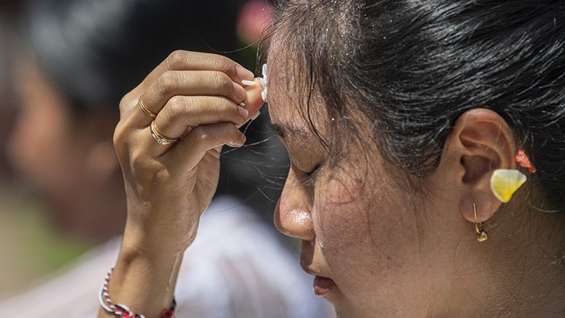 Umat Hindu Sembahyang Hari Raya Galungan dengan Protokol Kesehatan - Bagian 4