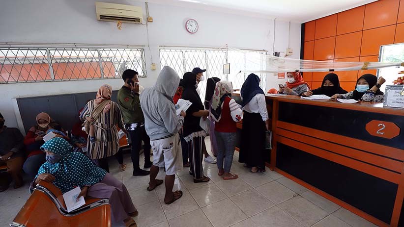 Antrean Pengambilan Bantuan Sosial Tunai di Kantor Pos Parung - Bagian 4