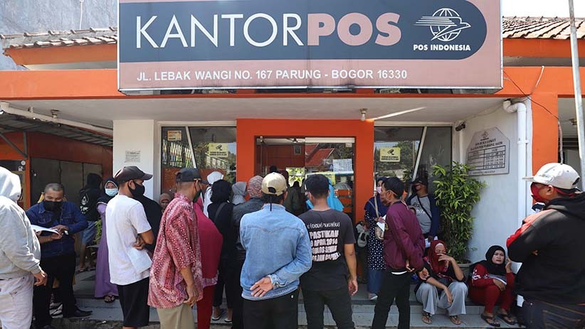 Antrean Pengambilan Bantuan Sosial Tunai di Kantor Pos Parung - Bagian 1