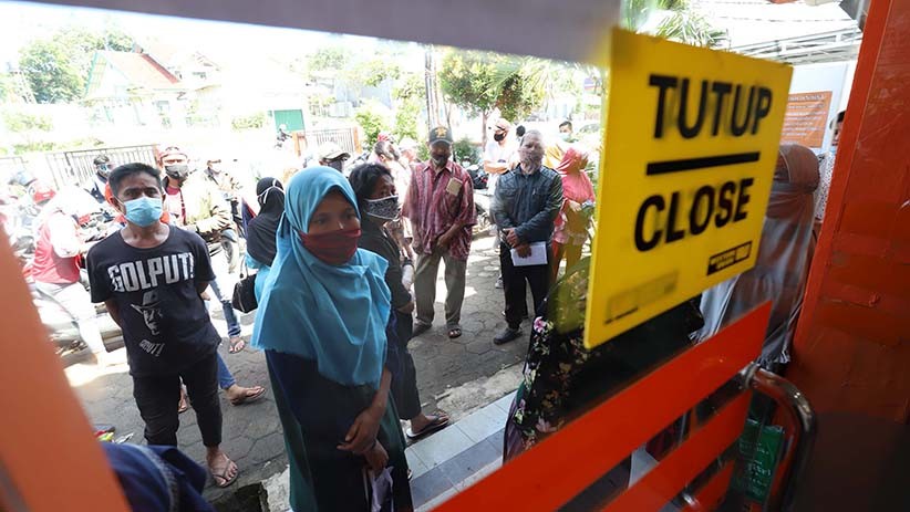 Antrean Pengambilan Bantuan Sosial Tunai di Kantor Pos Parung - Bagian 3