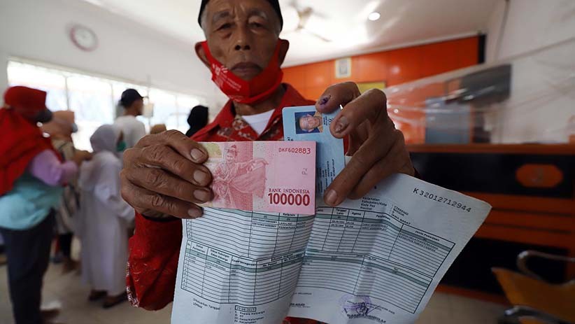 Antrean Pengambilan Bantuan Sosial Tunai di Kantor Pos Parung - Bagian 2