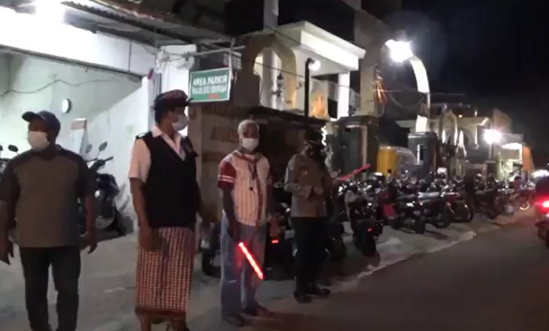 Pecalang Ikut Amankan Salat Tarawih di Sejumlah Masjid di Denpasar 