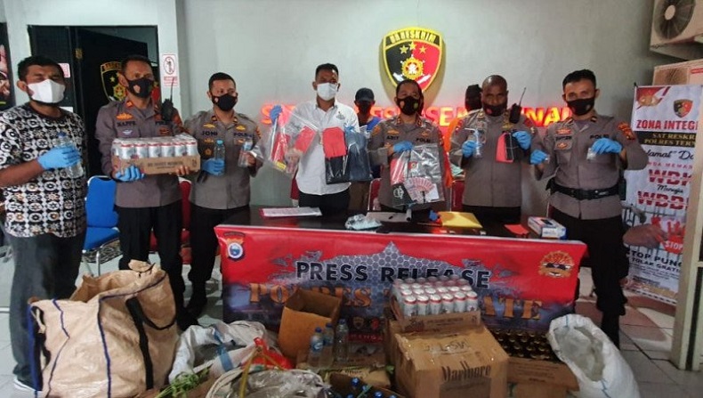 Aparat Polres Ternate Musnahkan 305 Kantong Miras Cap Tikus 