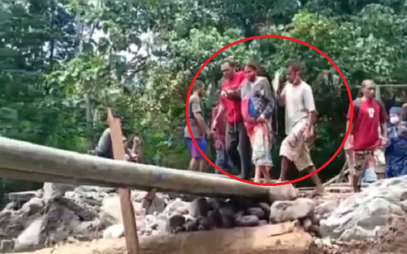 Nekat, Ibu Hamil Seberangi Jembatan Bambu dengan Tangan Terpasang Selang Infus