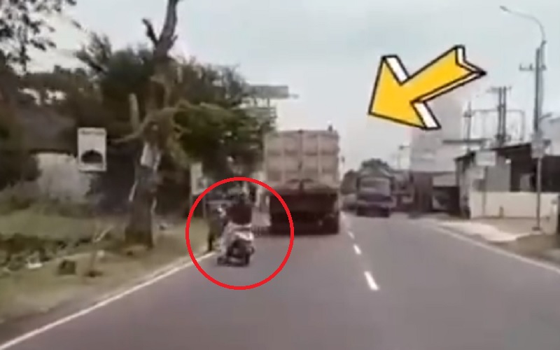 Emak-Emak Berhijab Kejar Truk Terbakar, Netizen Kagum hingga Beri Tepuk Tangan