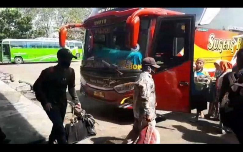 Mudik Dilarang, Ribuan Penumpang asal Jabodetabek Tiba di Terminal Bus Kota Tegal