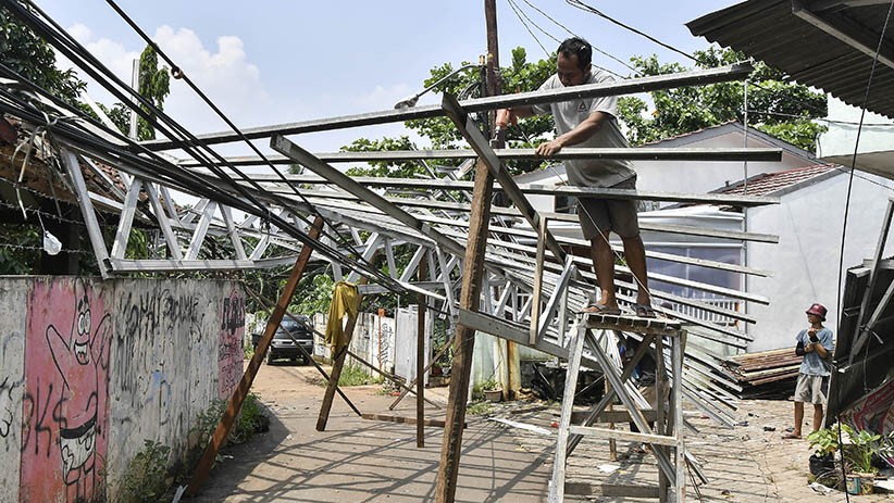 10 Rumah Rusak Diterjang Angin Puting Beliung di Bekasi - Bagian 1
