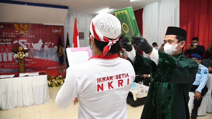 Cium Bendera Merah Putih, 34 Napi Terorisme Ikrar Setia kepada NKRI - Bagian 3