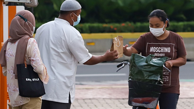 Bagi-Bagi Takjil Gratis secara Drive Thru di Masjid Al Azhar - Bagian 2