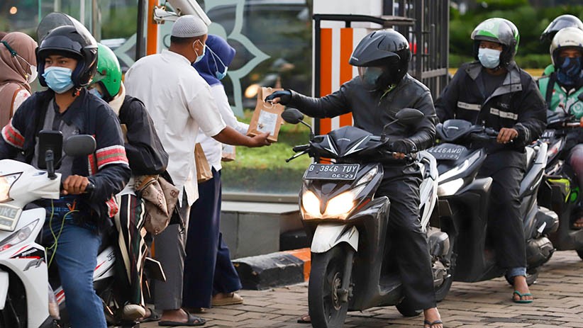 Bagi-Bagi Takjil Gratis secara Drive Thru di Masjid Al Azhar - Bagian 1