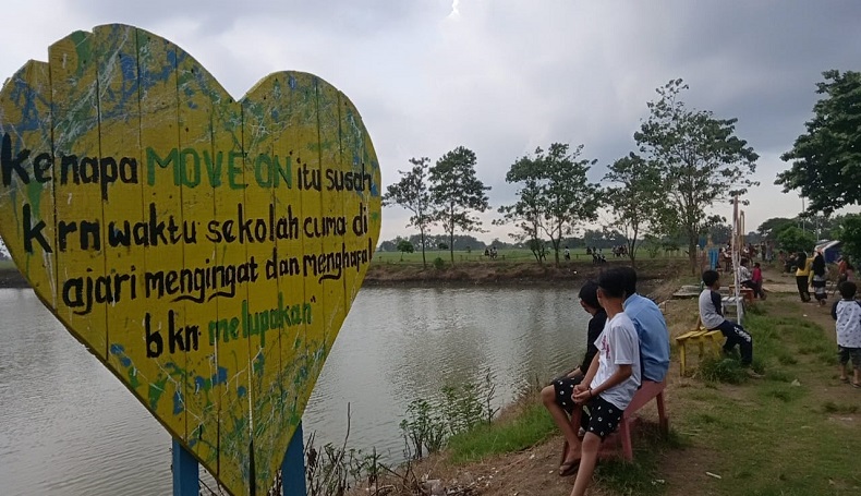 Embung Wanakaya Cirebon Tawarkan Ngabuburit Gratis dengan Panorama Senja yang Indah